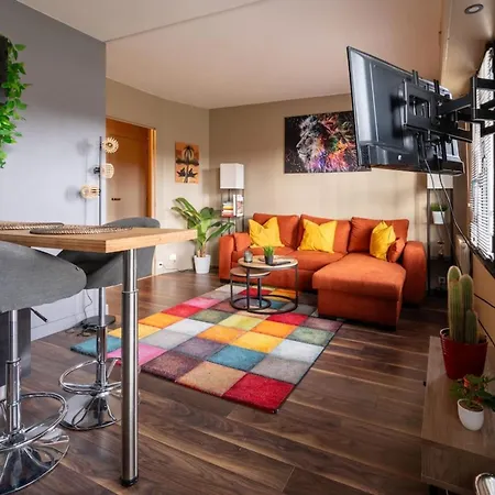 Vibrant & Stylish 1bd W Patiobercy Apartment