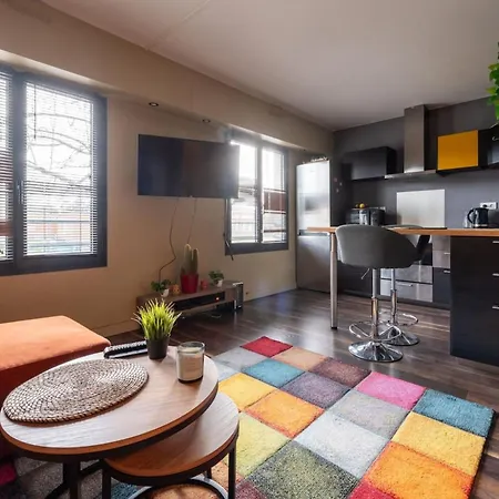 Vibrant & Stylish 1bd W Patiobercy